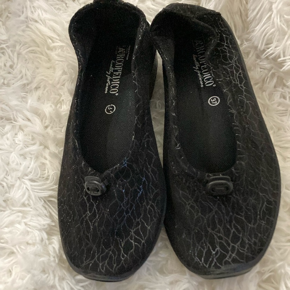 Arcopedico Black Flats with Metallic Inlay Texture